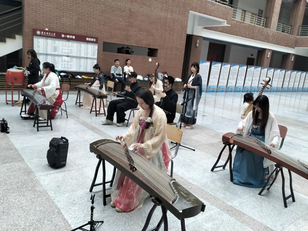 丝竹和鸣书墨韵 霓裳翩跹奏华章——我校第二届华音民乐节成功举办